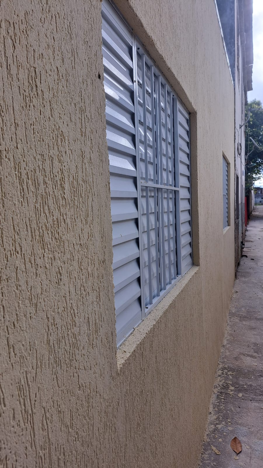 Janela em alumínio instalada em parede externa