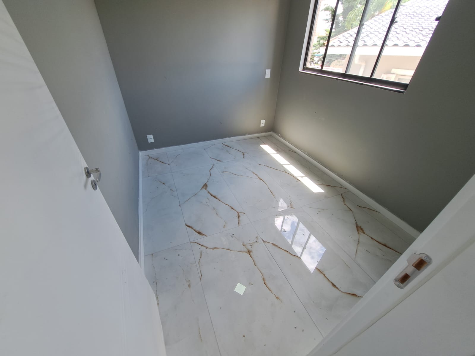 Quarto pronto com piso em porcelanato
