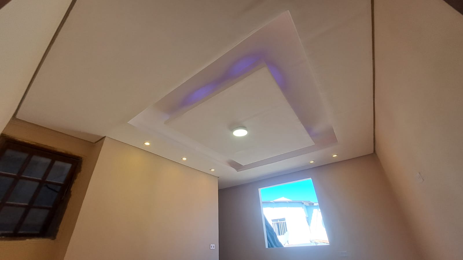 Sanca de drywall com iluminação em LED azul