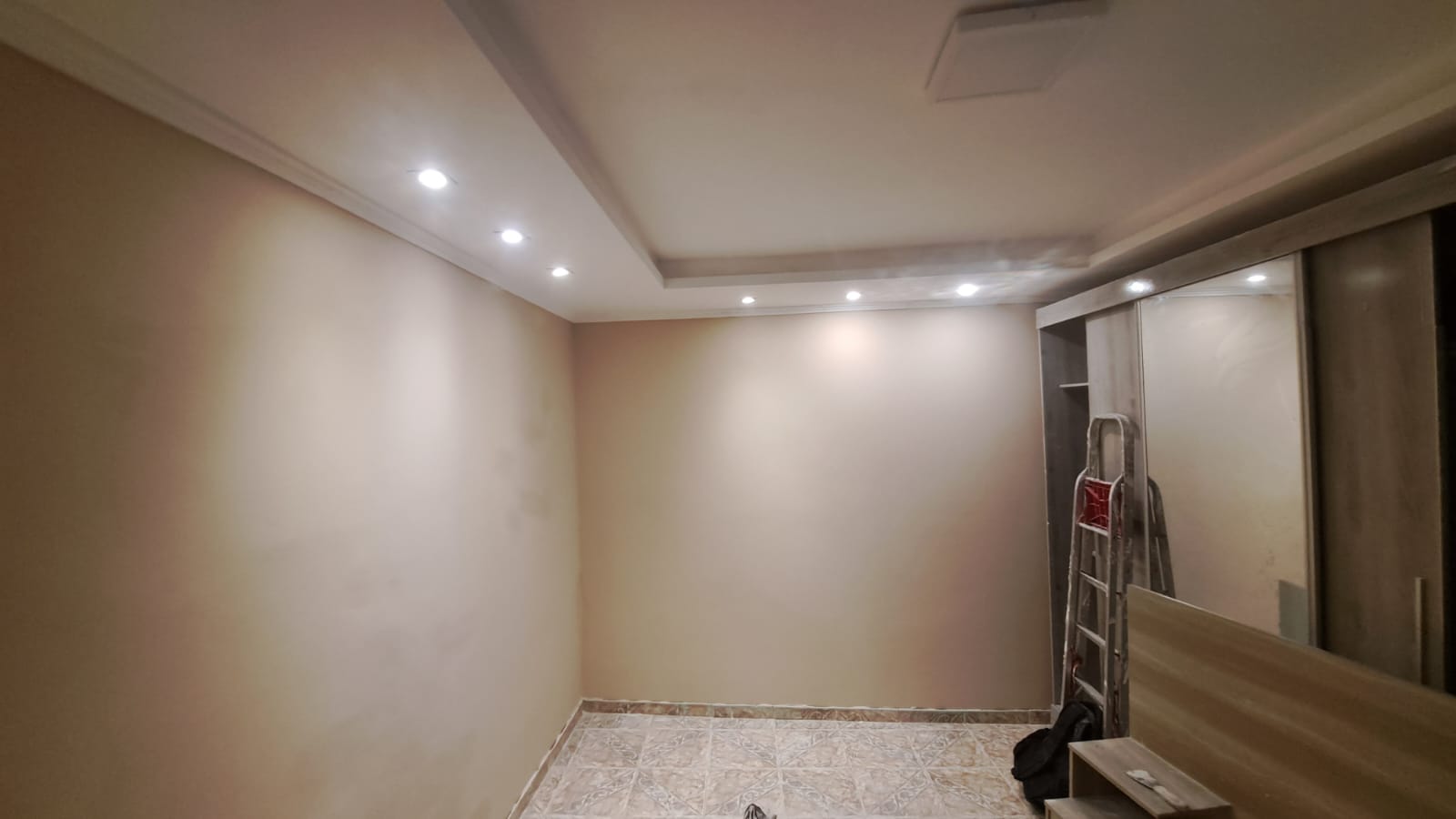 Parede pintada com sanca de drywall e closet