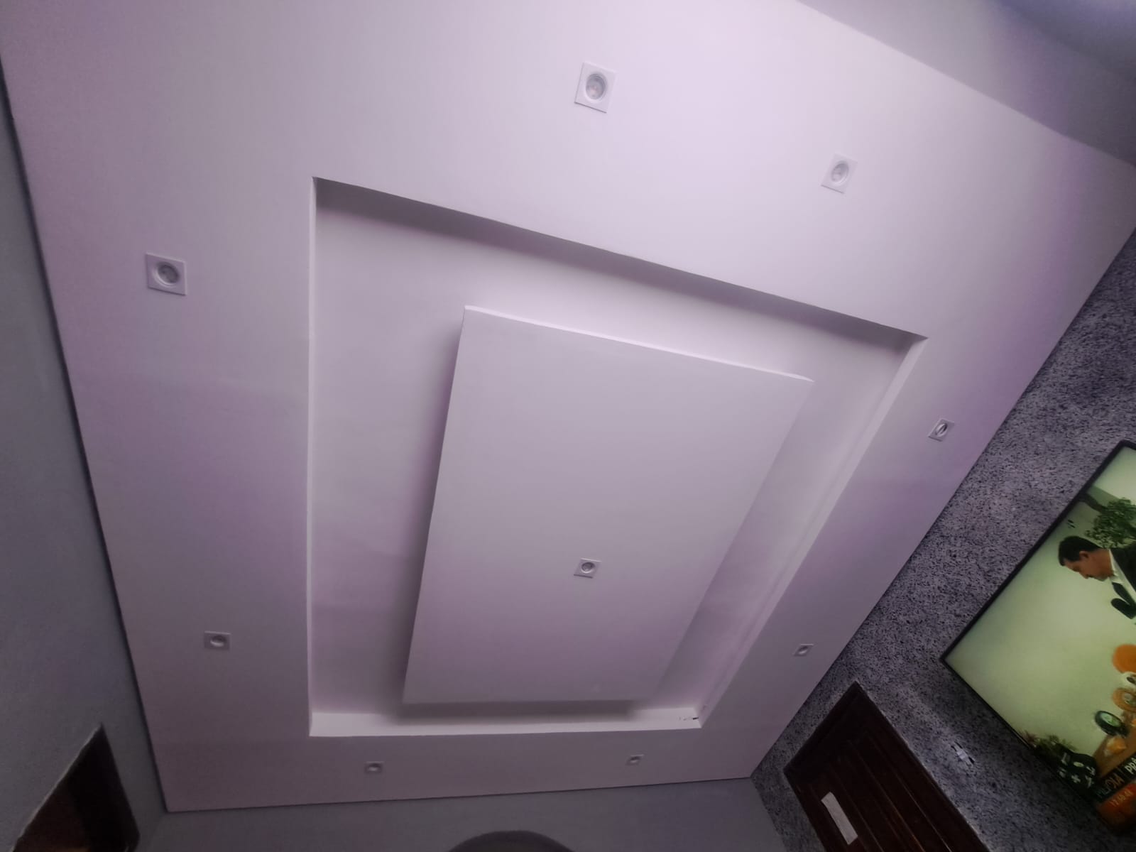 Sanca de drywall com nicho e iluminação em LED roxo