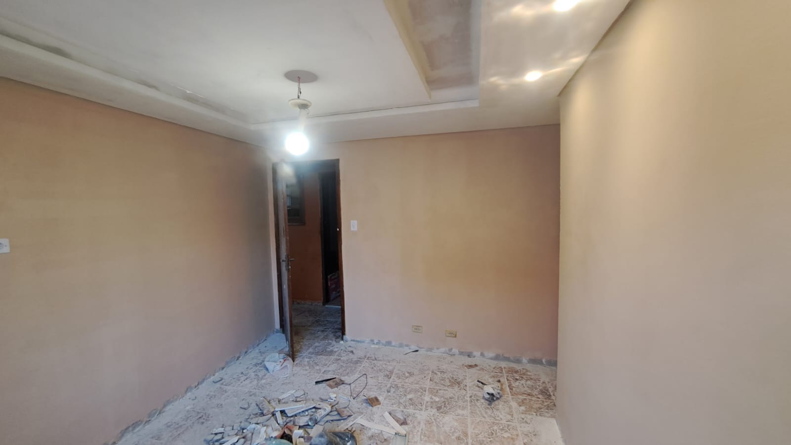Parede pintada com acabamento liso