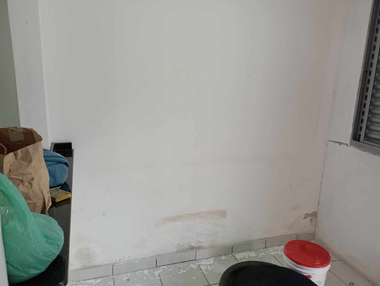 Parede antes da pintura com mancha de umidade