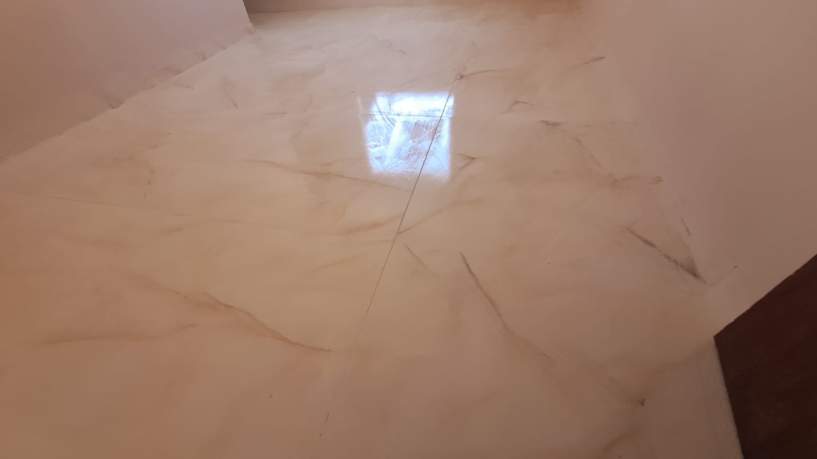 Piso com revestimento em porcelanato finalizado