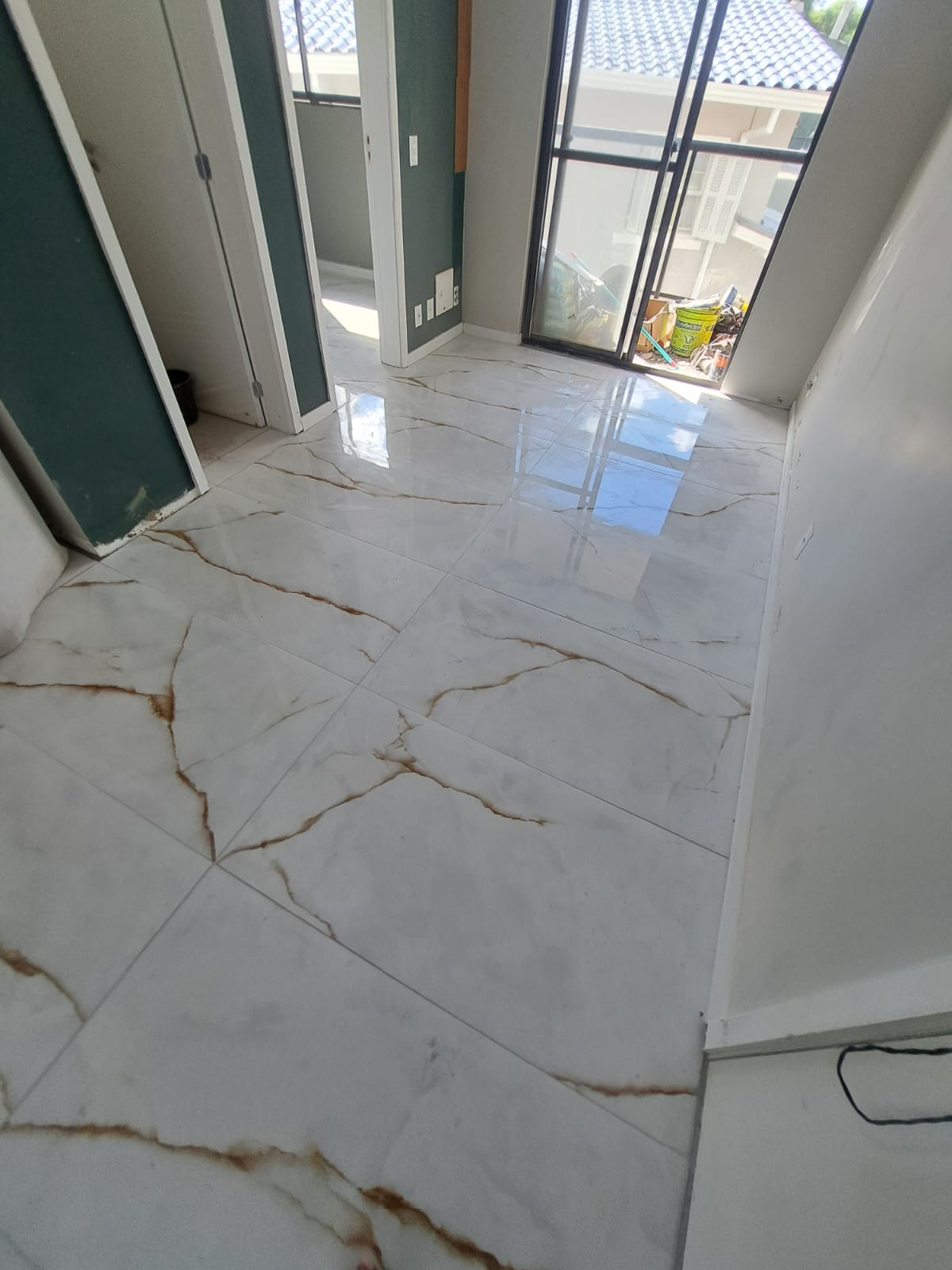 Corredor com piso em porcelanato marmorizado finalizado