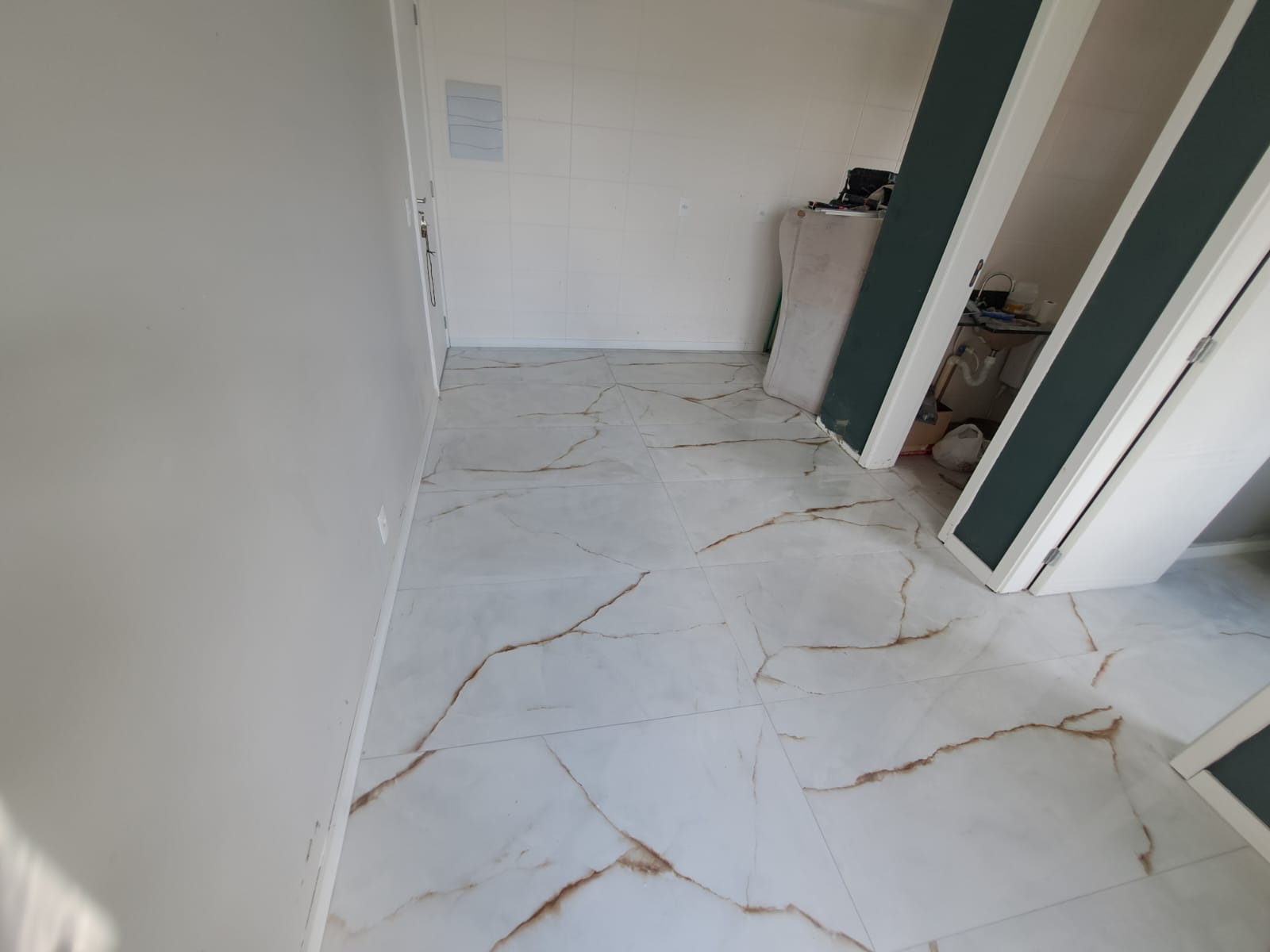 Piso com revestimento em porcelanato finalizado