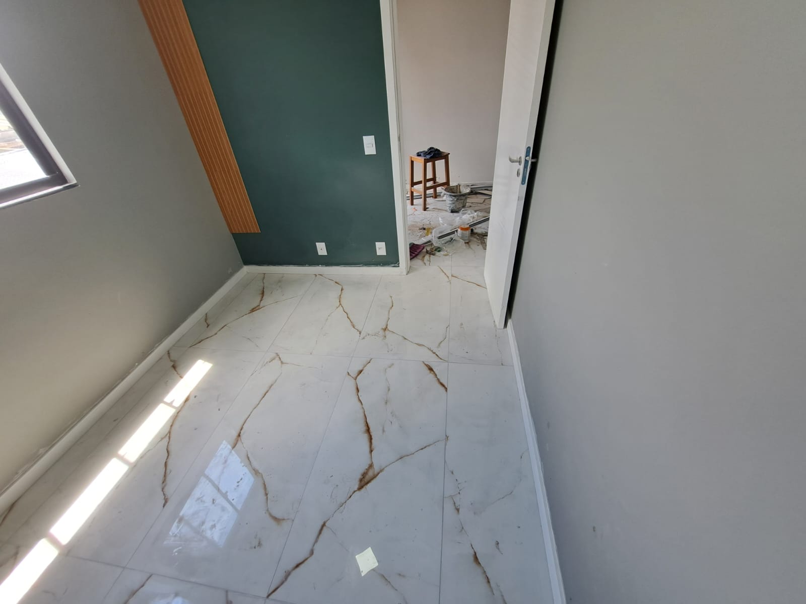 Quarto com piso em porcelanato marmorizado finalizado