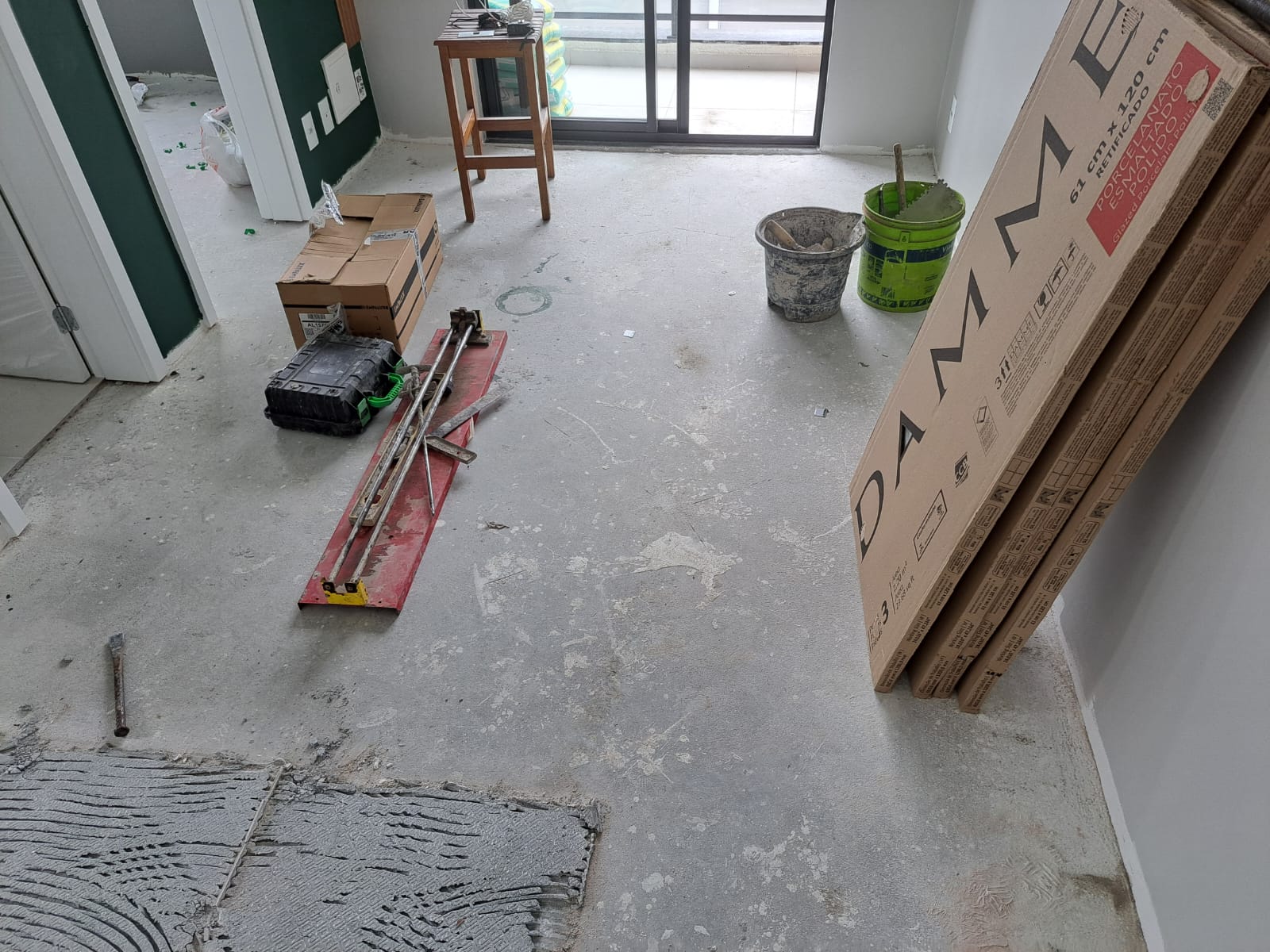 Preparo de piso para colocação de porcelanato